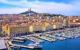 Logement privé, spacieux et moderne, situé entre le LUBERON, la côte marseillaise, la Provence et ses richesses.