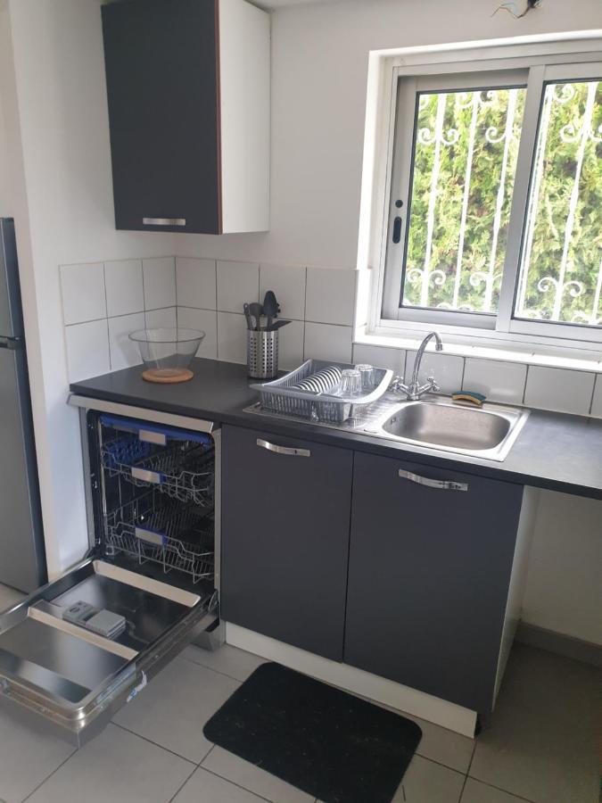 Logement privé, spacieux et moderne, situé entre le LUBERON, la côte marseillaise, la Provence et ses richesses. Pertuis Extérieur photo